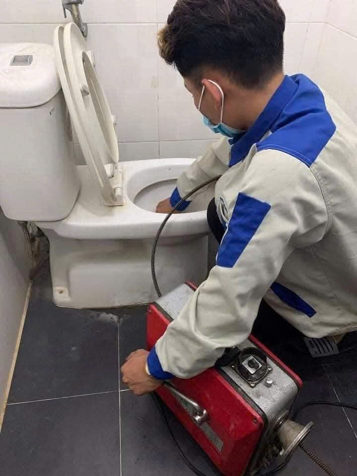 Thông tắc bồn cầu bằng máy lò xo