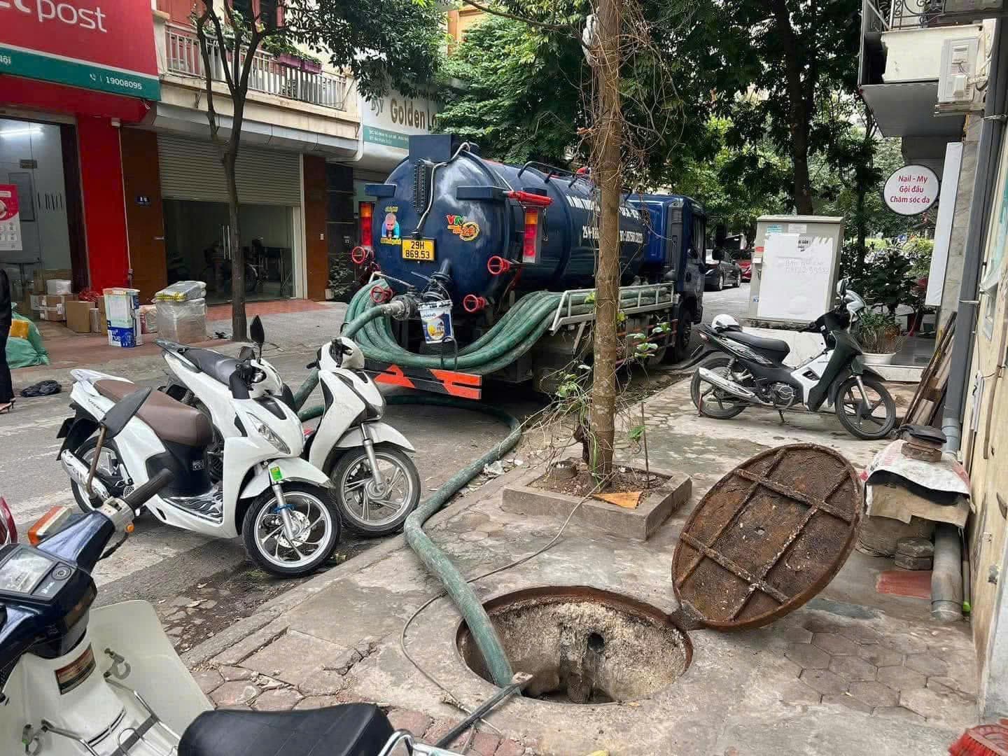 Hút bể phốt tại khu dân cư — Thông Tắc Minh Hạnh phục vụ tại Đống Đa