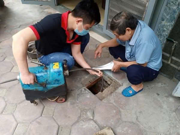 Thông tắc cống bằng máy lò xo